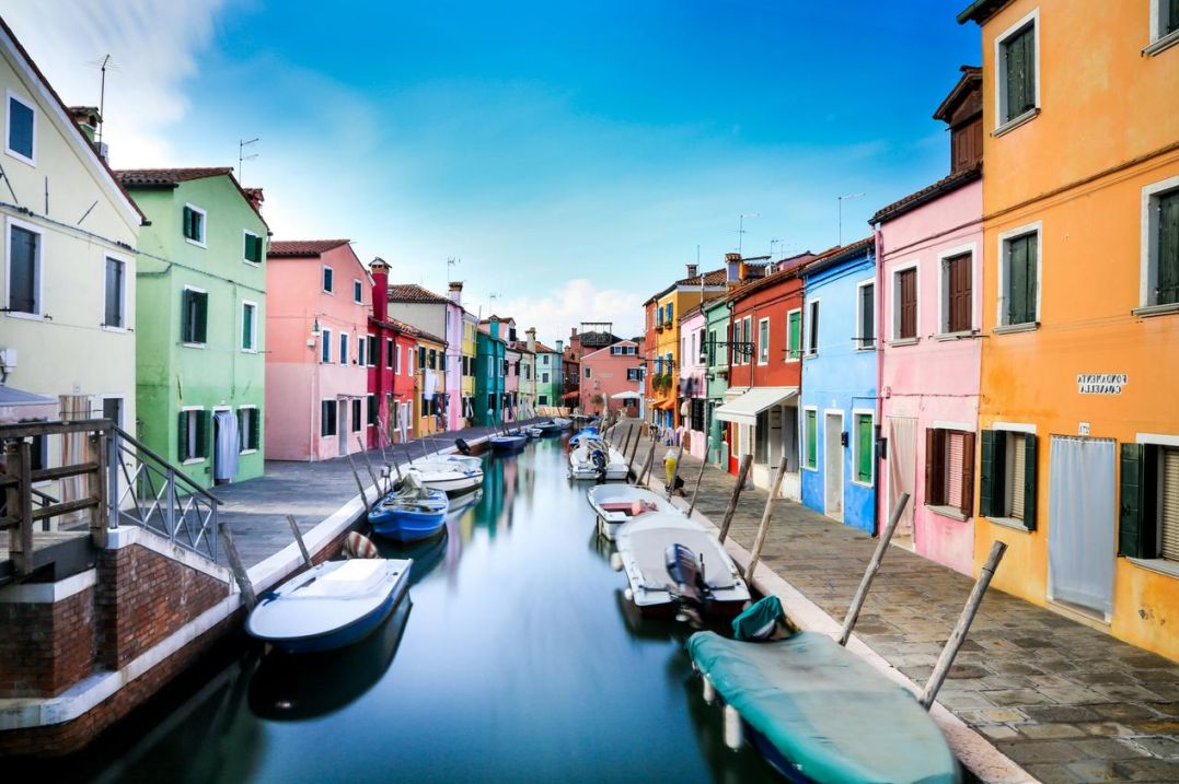 Sendero bosque hacia cascada